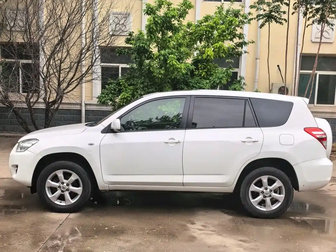 Toyota RAV4 Rongfang 2011 2.0L Automatic Luxury Edition фото 3