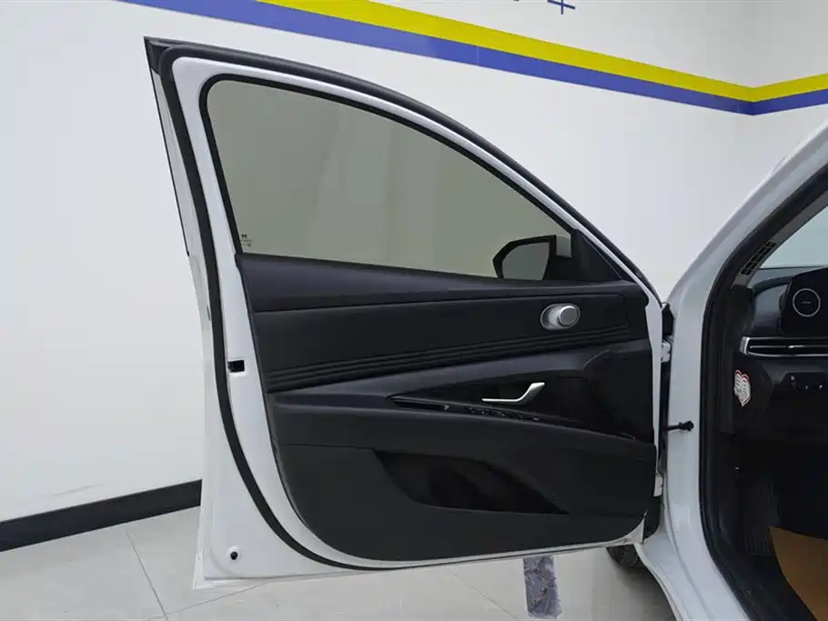 Hyundai Elantra 2023 1.5L CVT GLX Elite Edition фото 7