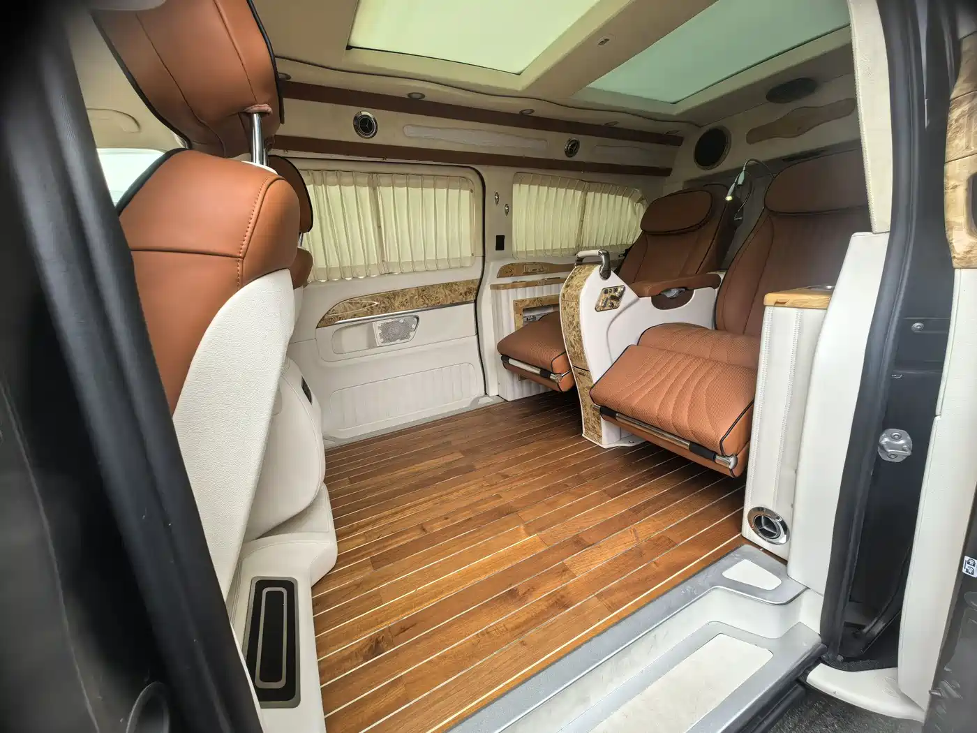 Mercedes-Benz V-Class 2017 Model V 260 L Premium Extended Edition фото 3