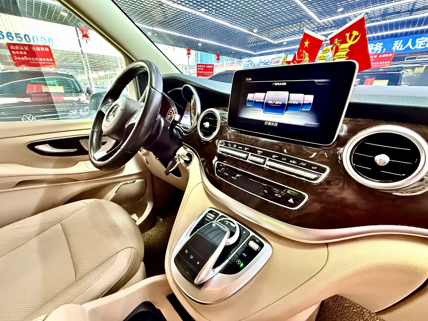 Mercedes-Benz V-Class 2016 V 260 L Premium Long фото 16
