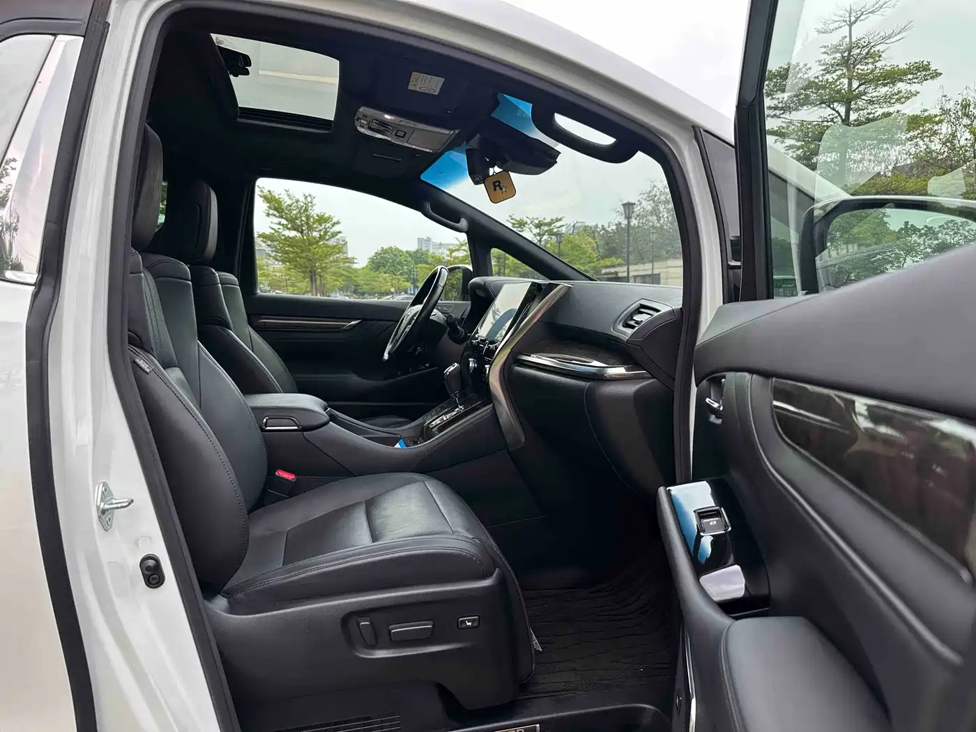 Toyota Alphard 2020 Hybrid 2.5L Premium Edition фото 13
