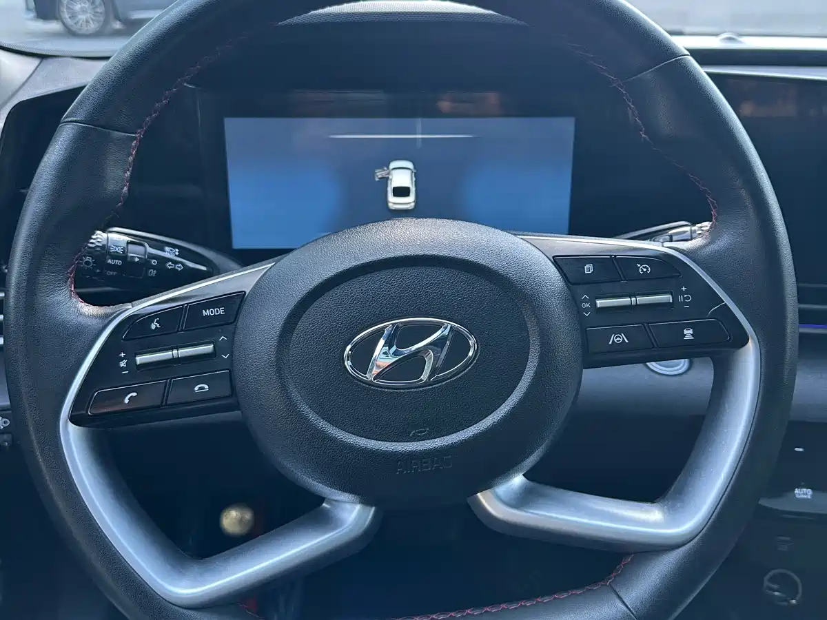 Hyundai Elantra 2022 1.5L CVT LUX Premium Edition фото 10