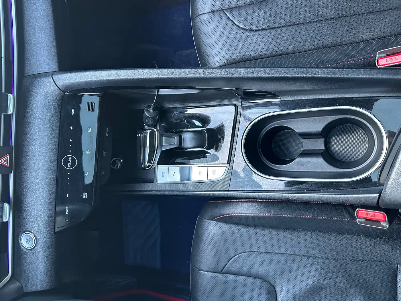 Hyundai Elantra 2022 1.5L CVT LUX Premium Edition фото 8