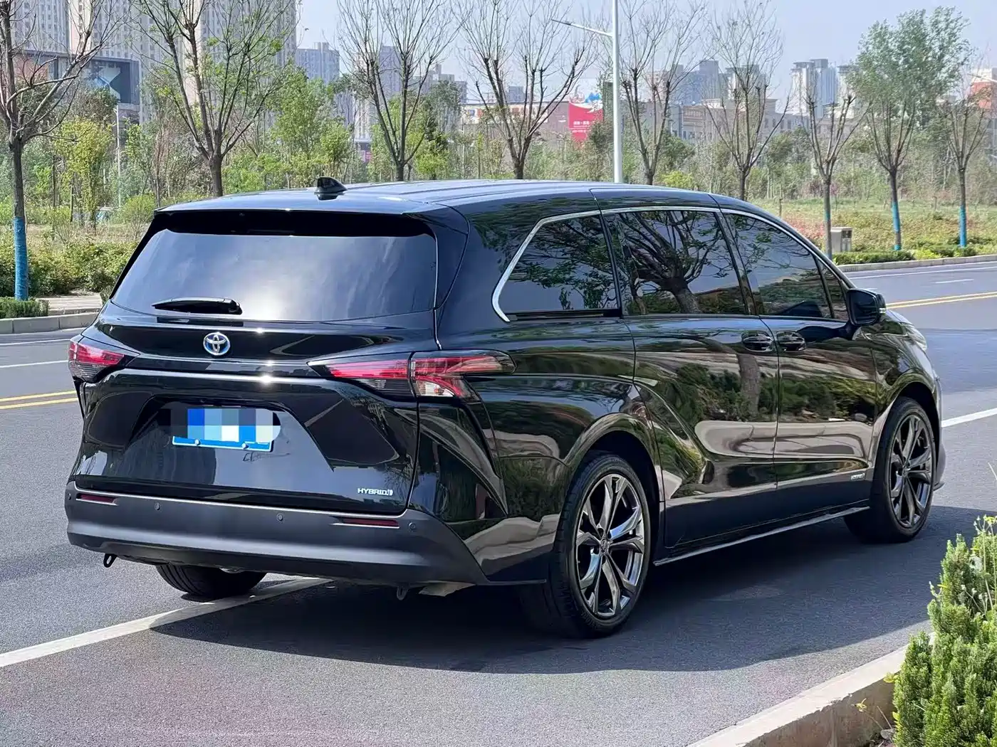 Toyota Sienna 2023 2.5L Hybrid Premium Edition фото 5