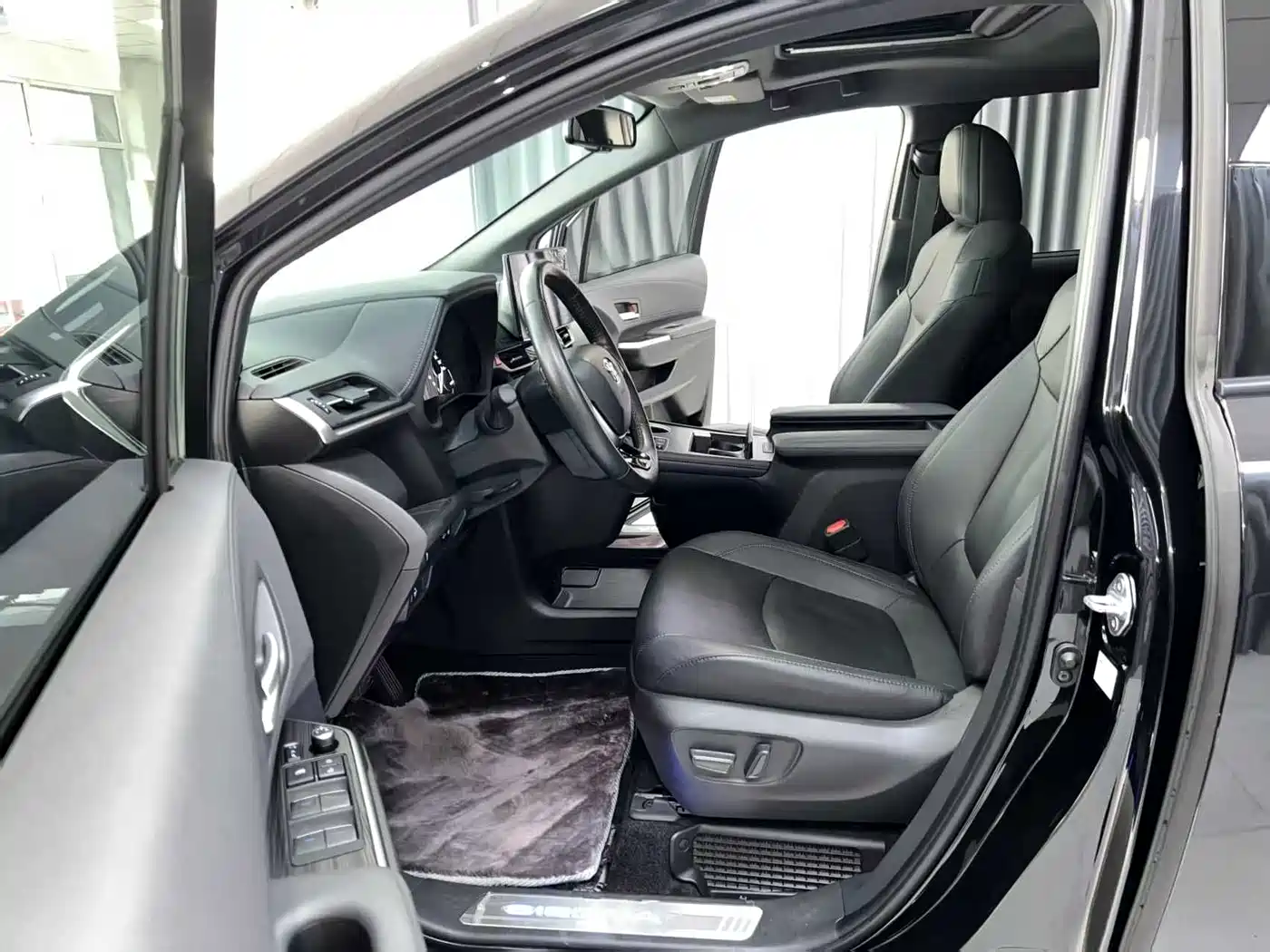 Toyota Sienna 2021 2.5L Hybrid Premium Edition фото 7