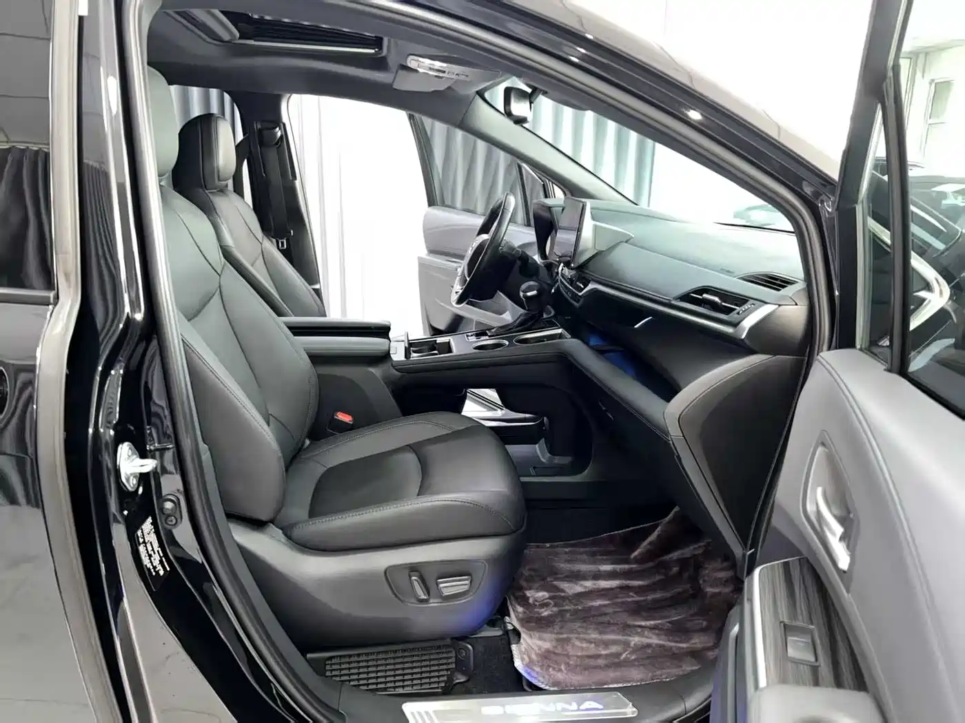 Toyota Sienna 2021 2.5L Hybrid Premium Edition фото 8