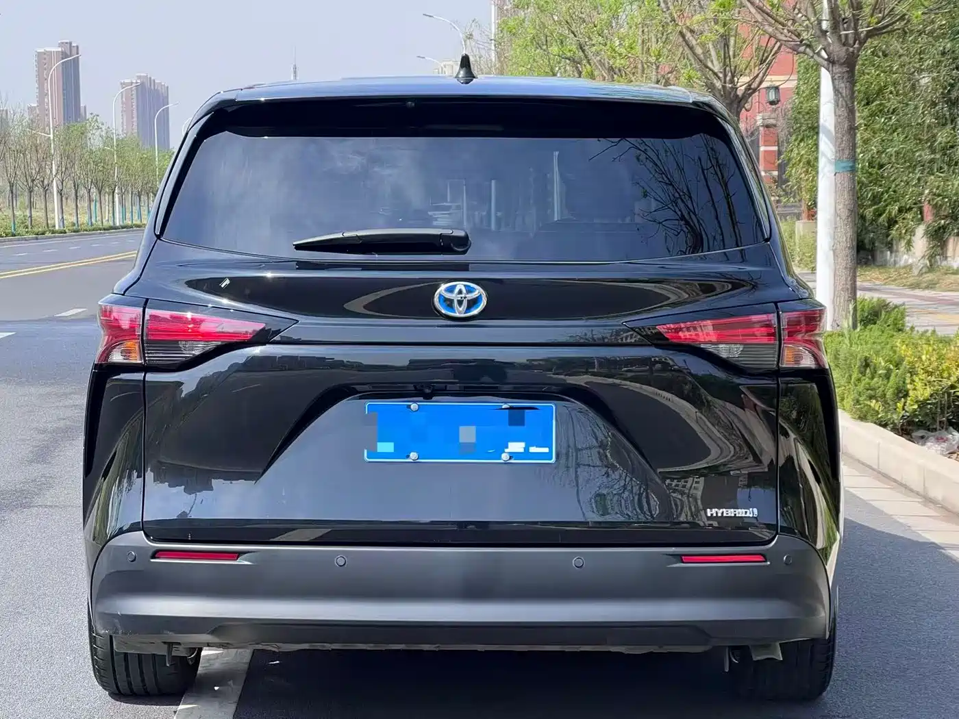 Toyota Sienna 2023 2.5L Hybrid Premium Edition фото 4