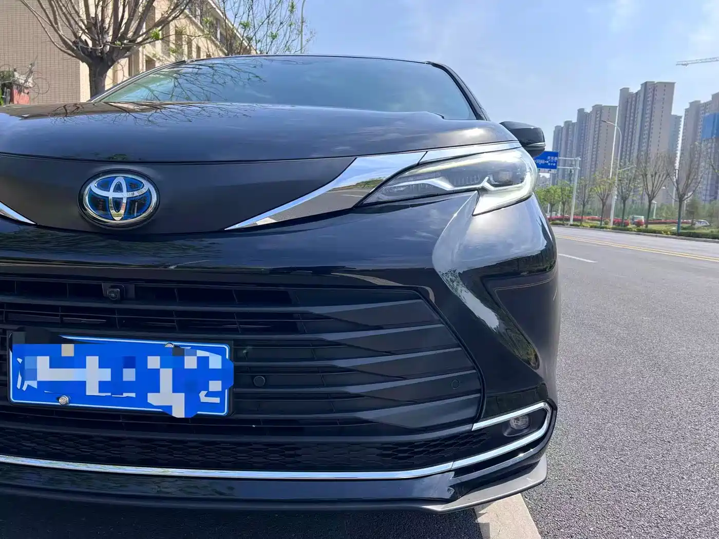 Toyota Sienna 2023 2.5L Hybrid Premium Edition фото 8