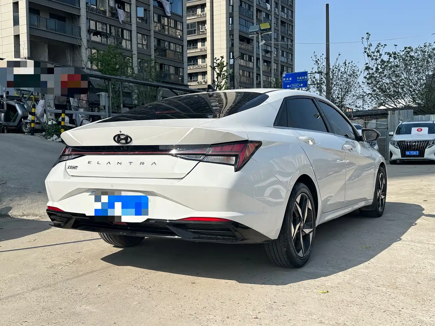Hyundai Elantra 2021 1.5L CVT LUX Premium Edition фото 15