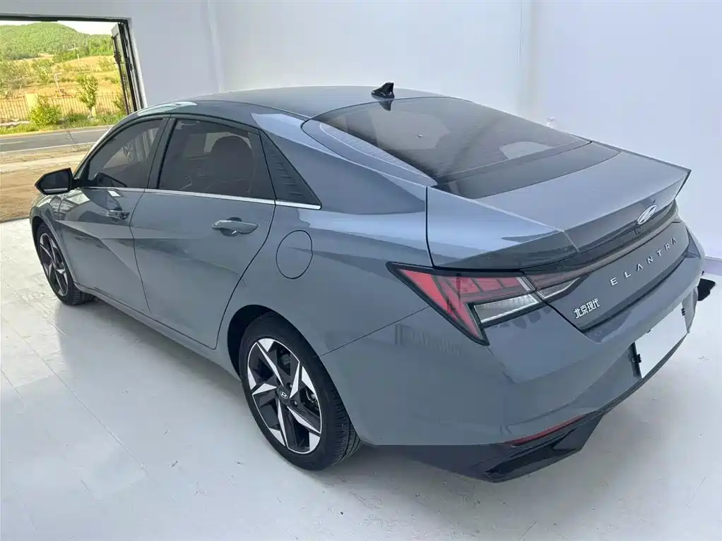 Hyundai Elantra 2021 1.5L CVT LUX Premium Edition фото 20