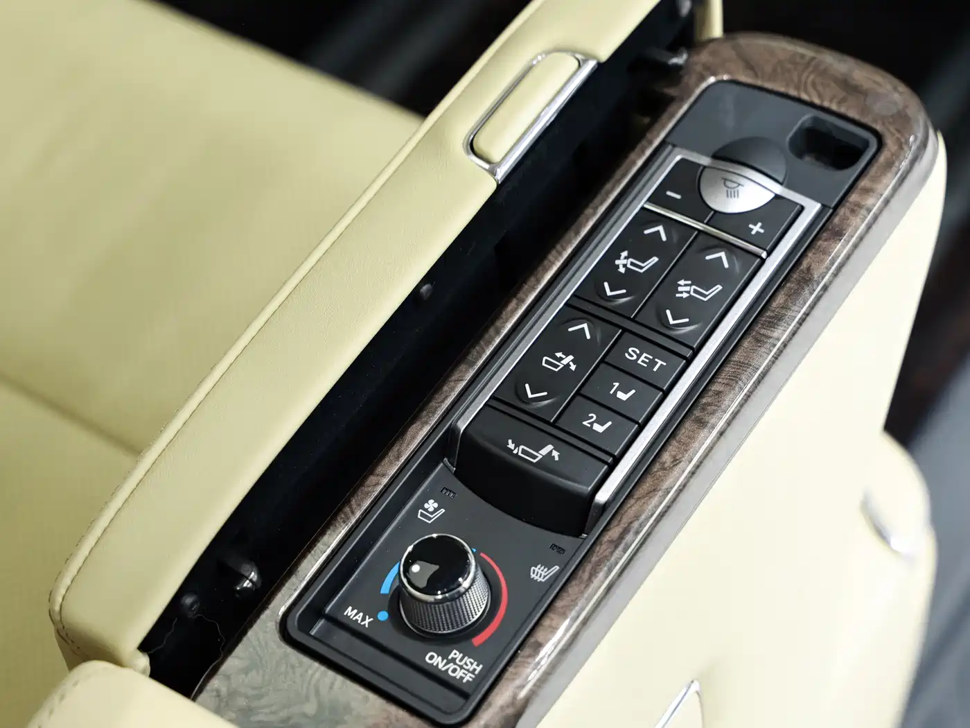 Toyota Alphard 2021 Hybrid 2.5L Premium фото 15