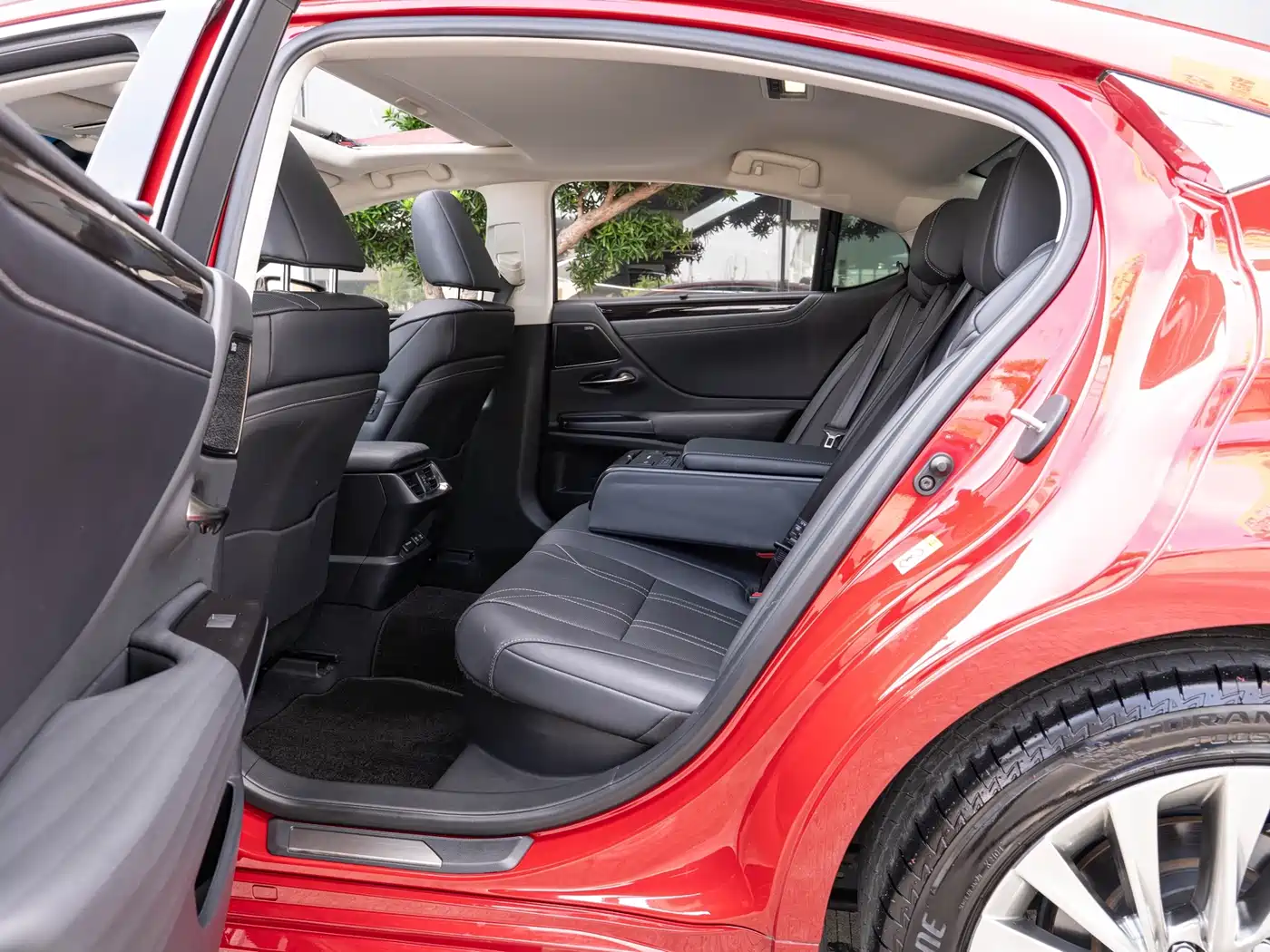 Photo 10 - Lexus ES