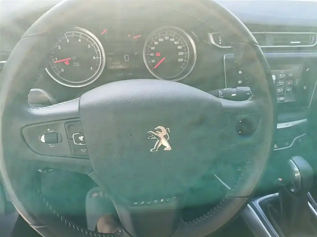 Peugeot 408 2016 1.6T Automatic Luxury Edition фото 11