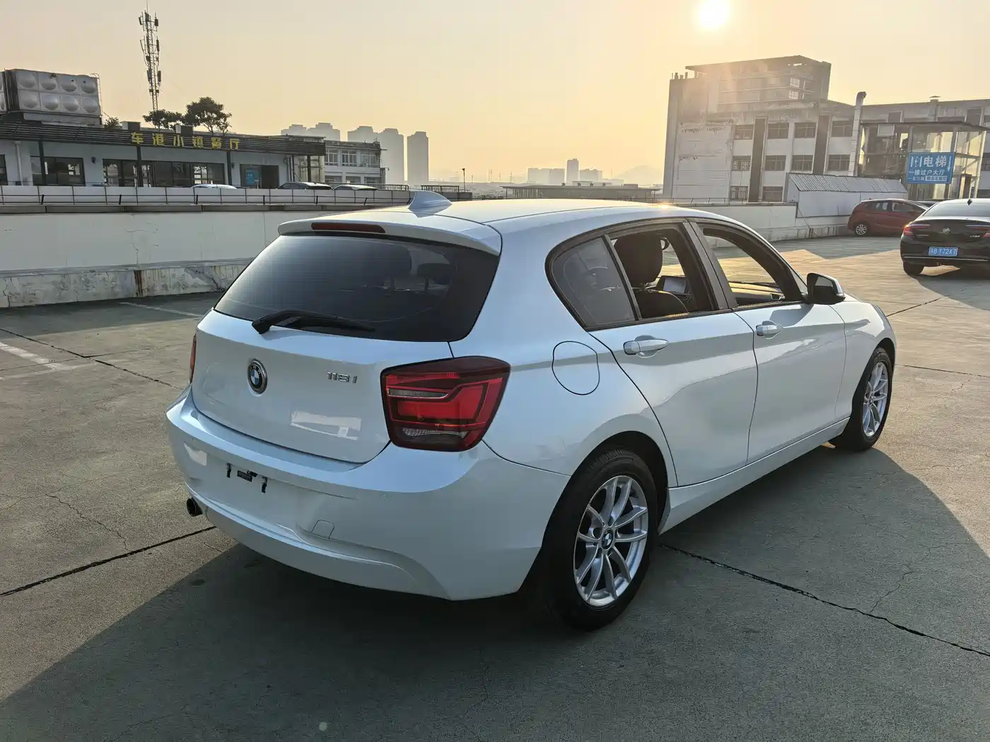 BMW 1 Series (Import) 2015 118i Leading фото 4