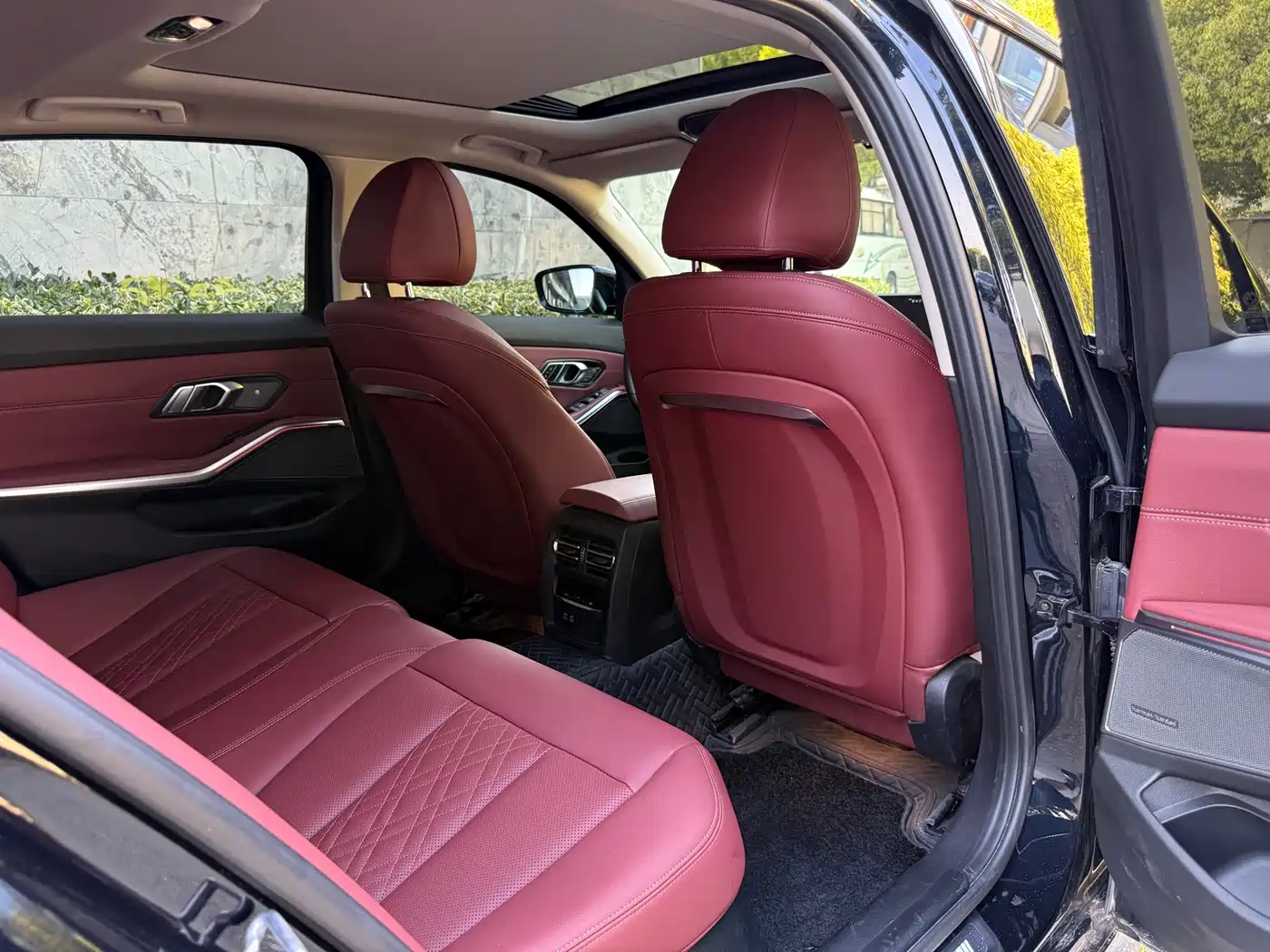 BMW 3 Series 2025 330Li M Sport Night Edition фото 11