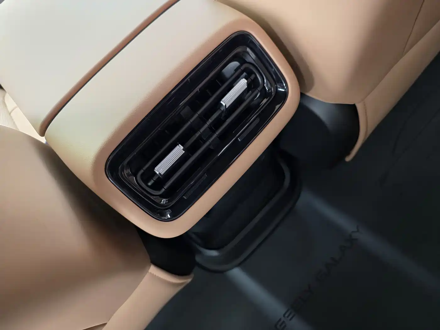 Geely Galaxy Galaxy A7 2025 EM-i фото 22