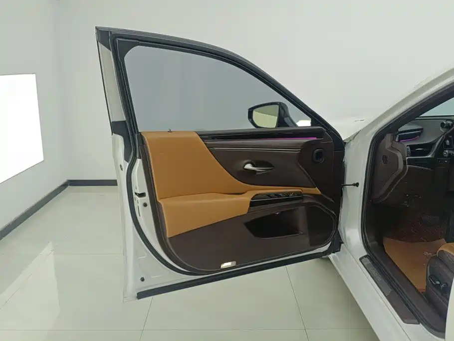 Фото 7 - Lexus ES