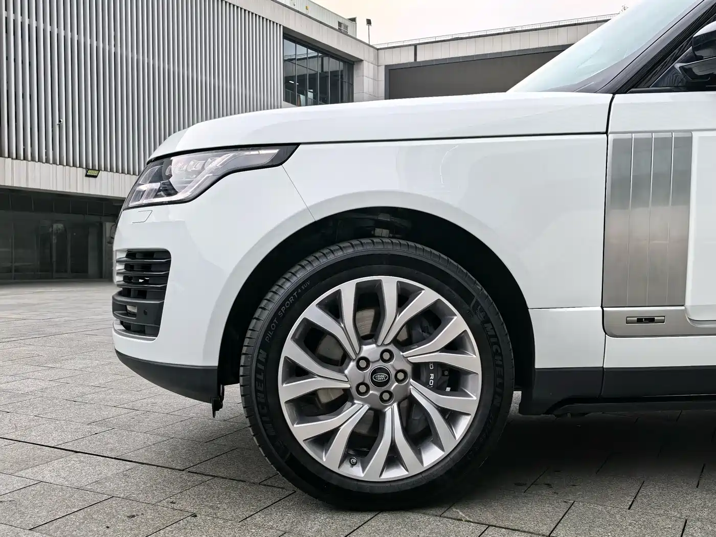 Land Rover Range Rover 2021 3.0 L6 Heritage Extended Classic Edition фото 9