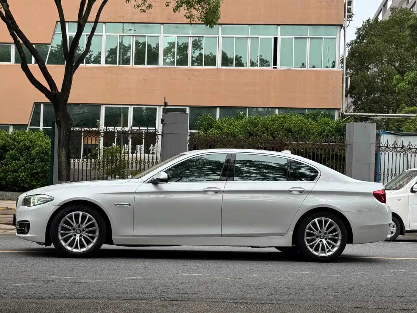 BMW 5 Series 2017 525Li Luxury Design Package фото 3