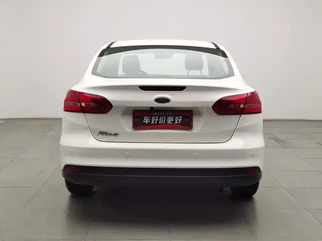 Ford Focus 2015 Sedan 1.6L Automatic Trend — фото 4