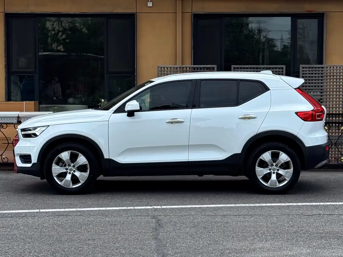 Фото 2 - Volvo XC40