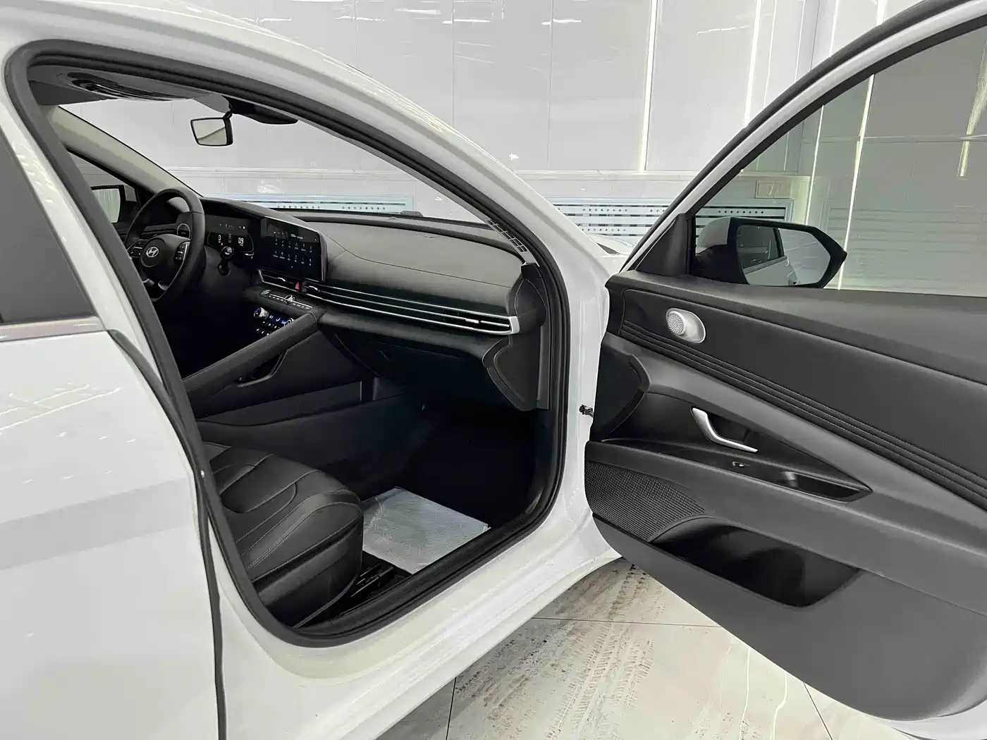 Hyundai Elantra 2023 Model 1.5L CVT LUX Premium Edition фото 18