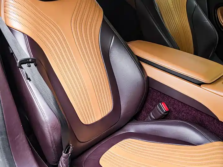 Aston Martin DB11 2016 5.2T Launch Edition фото 11