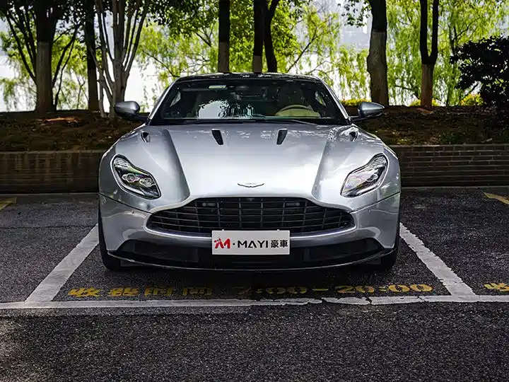 Aston Martin DB11 2016 5.2T Launch Edition фото 3