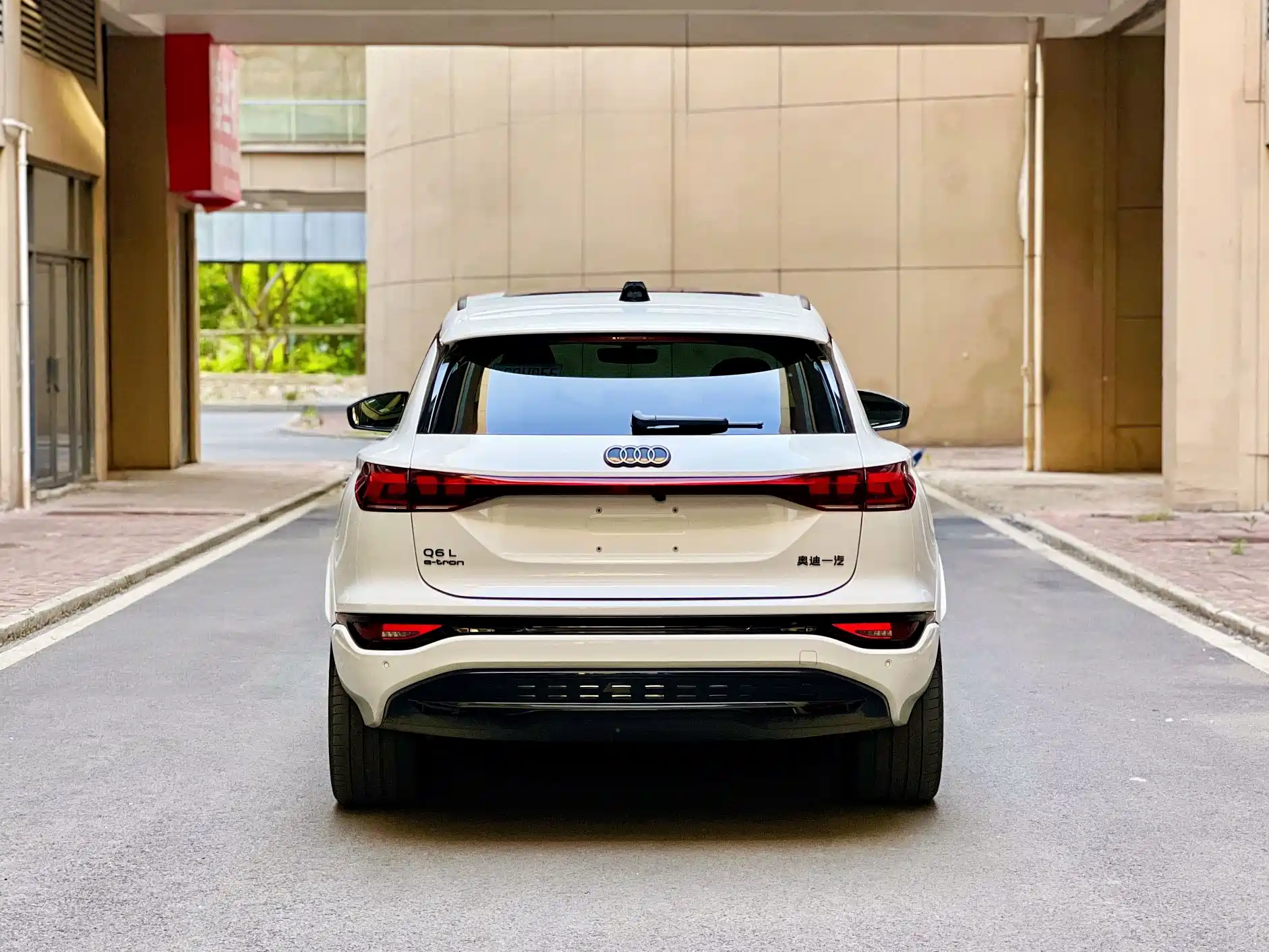 Photo 5 - Audi Q6L e-tron