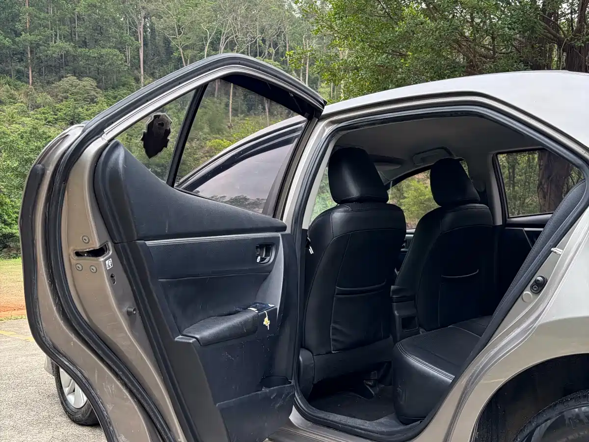 Toyota Corolla 2014 1.6L CVT GL фото 16