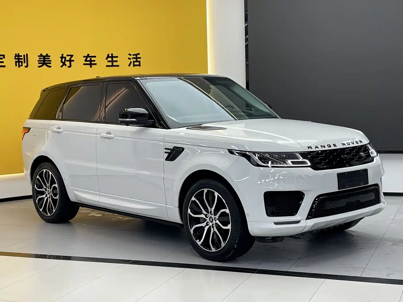Land Rover Range Rover Sport 2022 3.0 L6 Gloss Black Edition фото 3