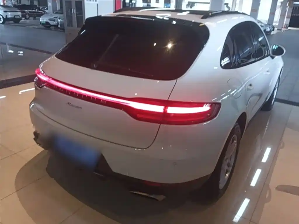 PORSCHE MACAN