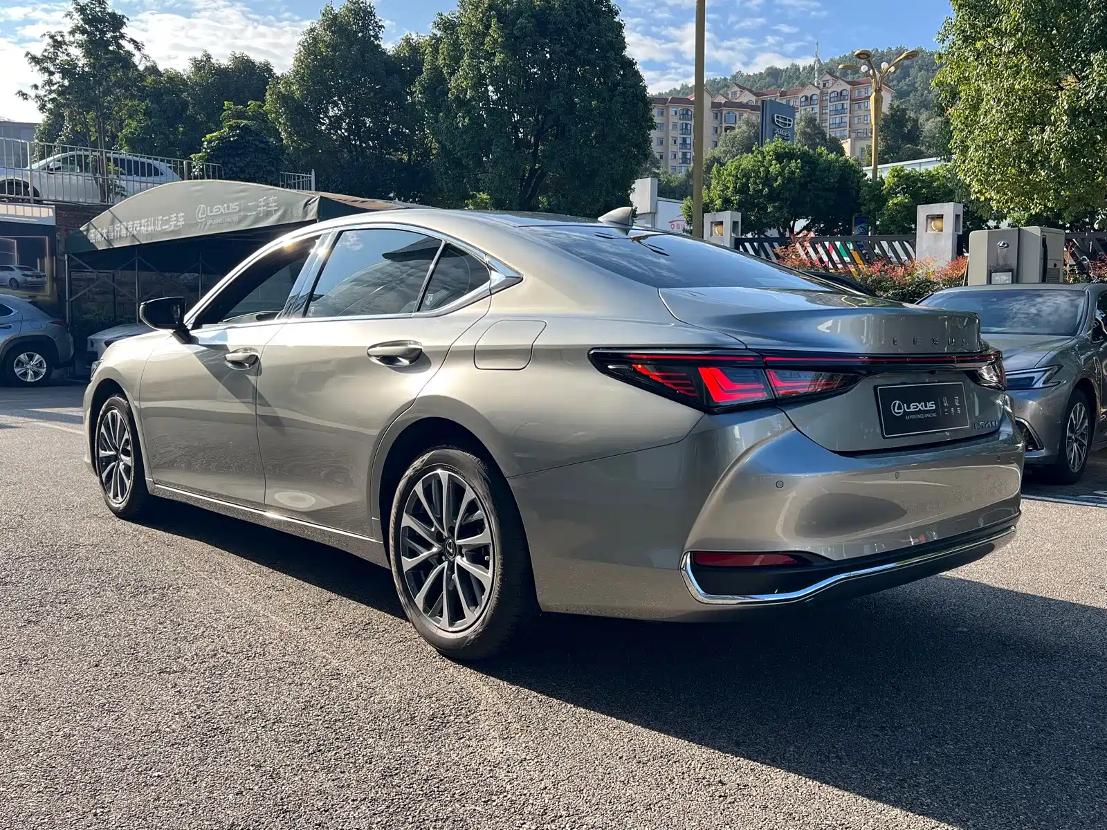 Фото 9 - Lexus ES