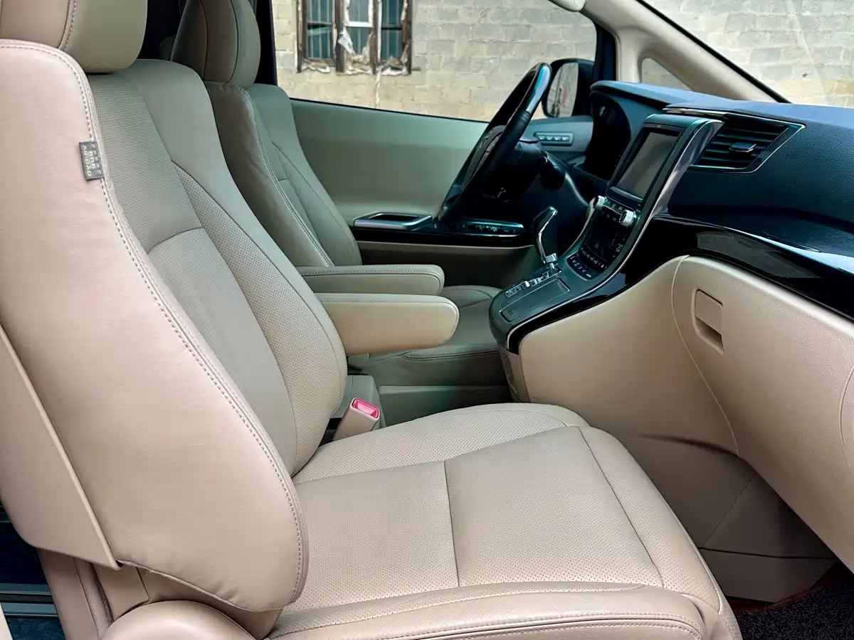 Toyota Alphard фото 11
