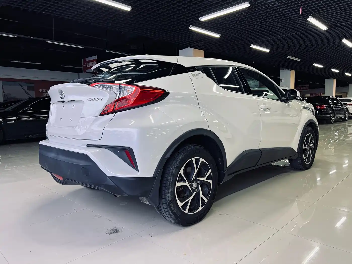 Toyota C-HR 2021 2.0L Luxury Edition фото 9