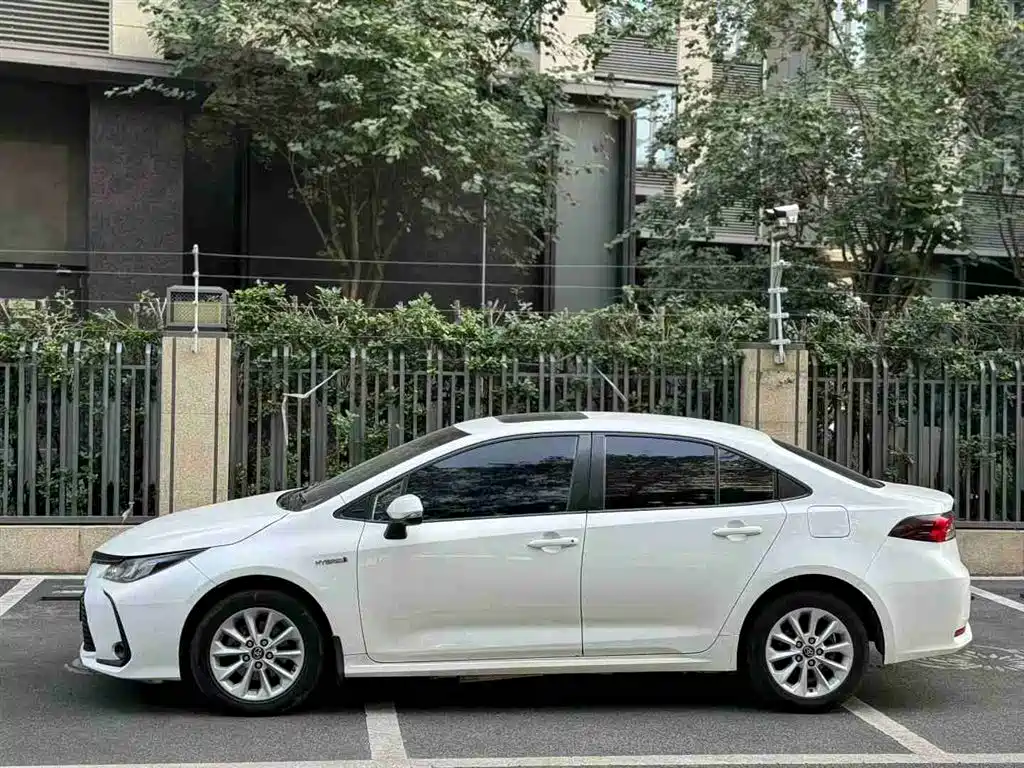 Toyota Corolla 2019 Hybrid 1.8L E-CVT GL-i Elite Edition фото 3