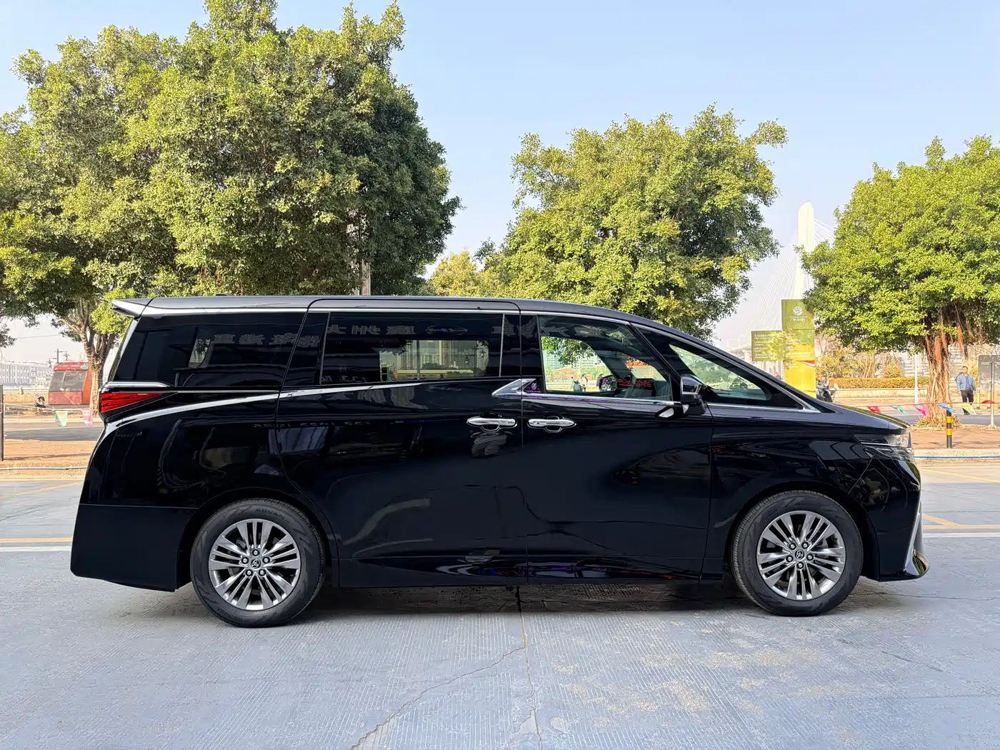 Toyota Alphard 2025 Hybrid 2.5L Ultimate Gold Edition фото 4