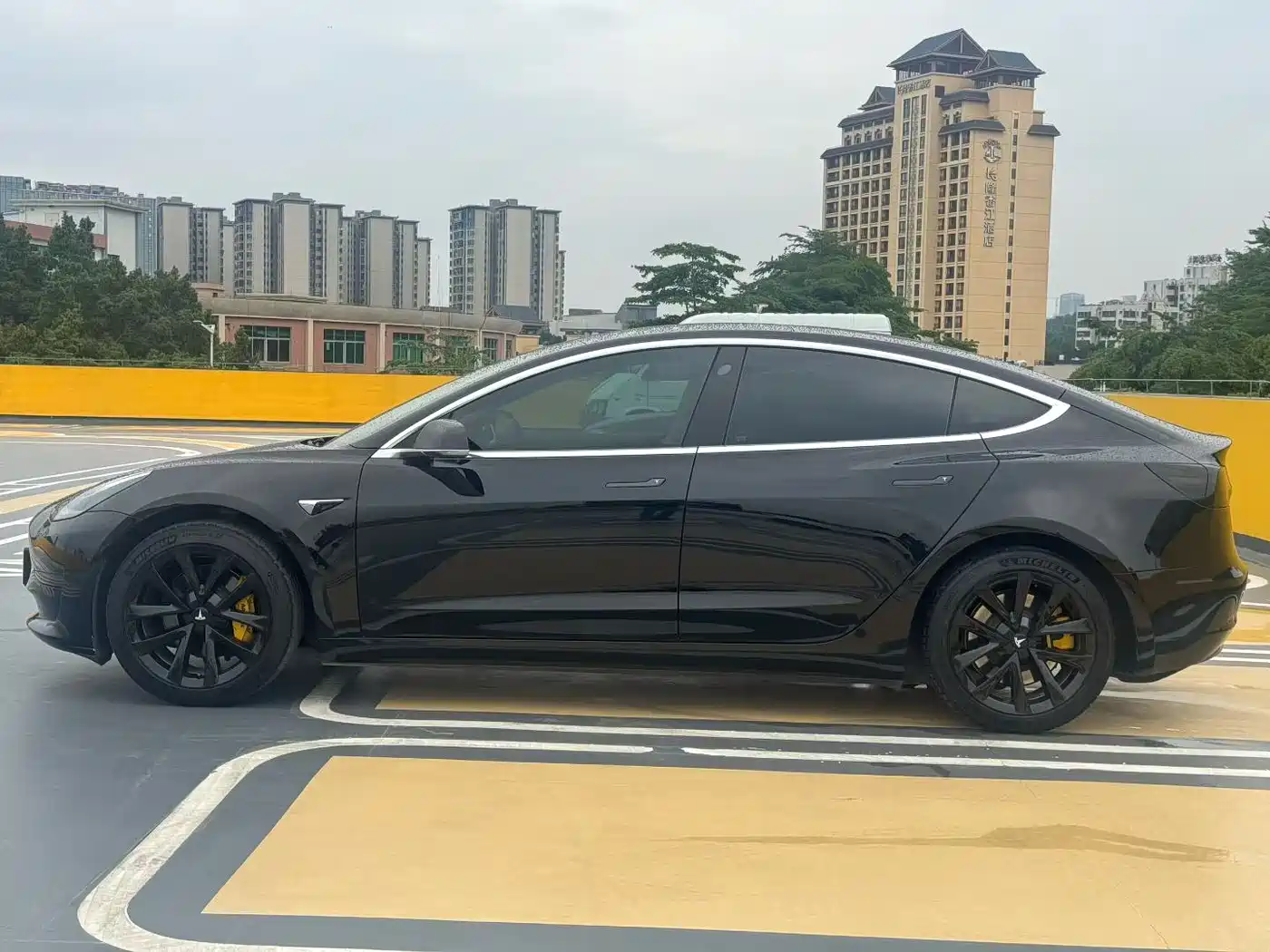 TESLA MODEL 3