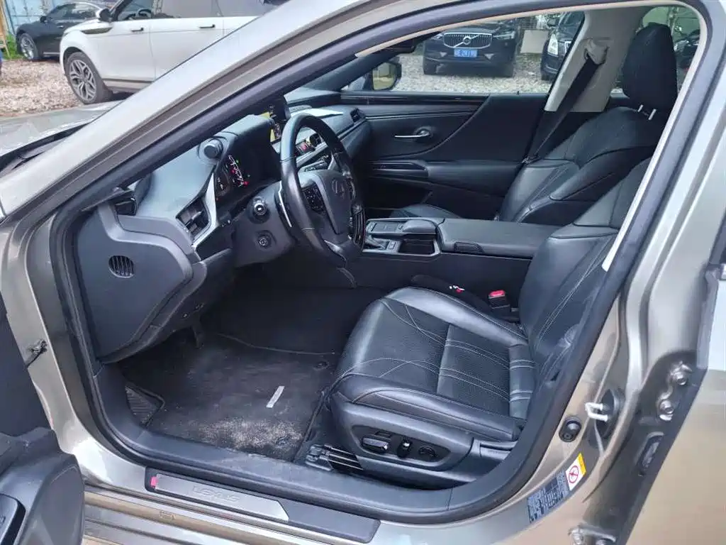 Фото 9 - Lexus ES