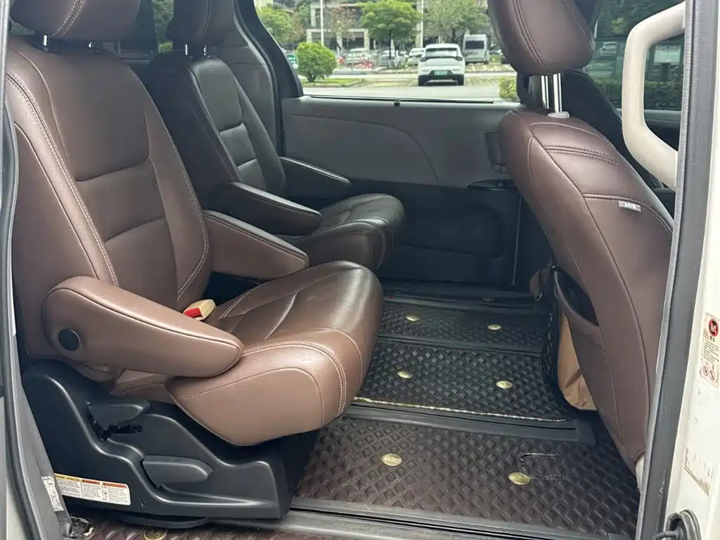 Toyota Sienna фото 10