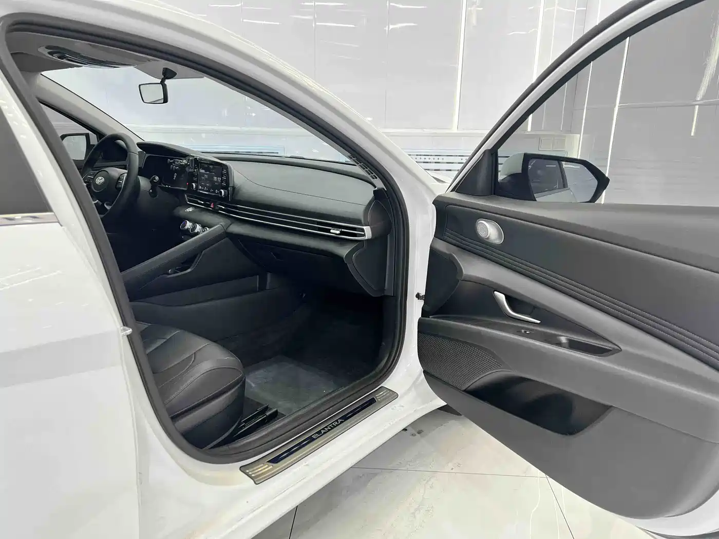 Hyundai Elantra 2023 1.5L CVT GLX Elite Edition фото 18