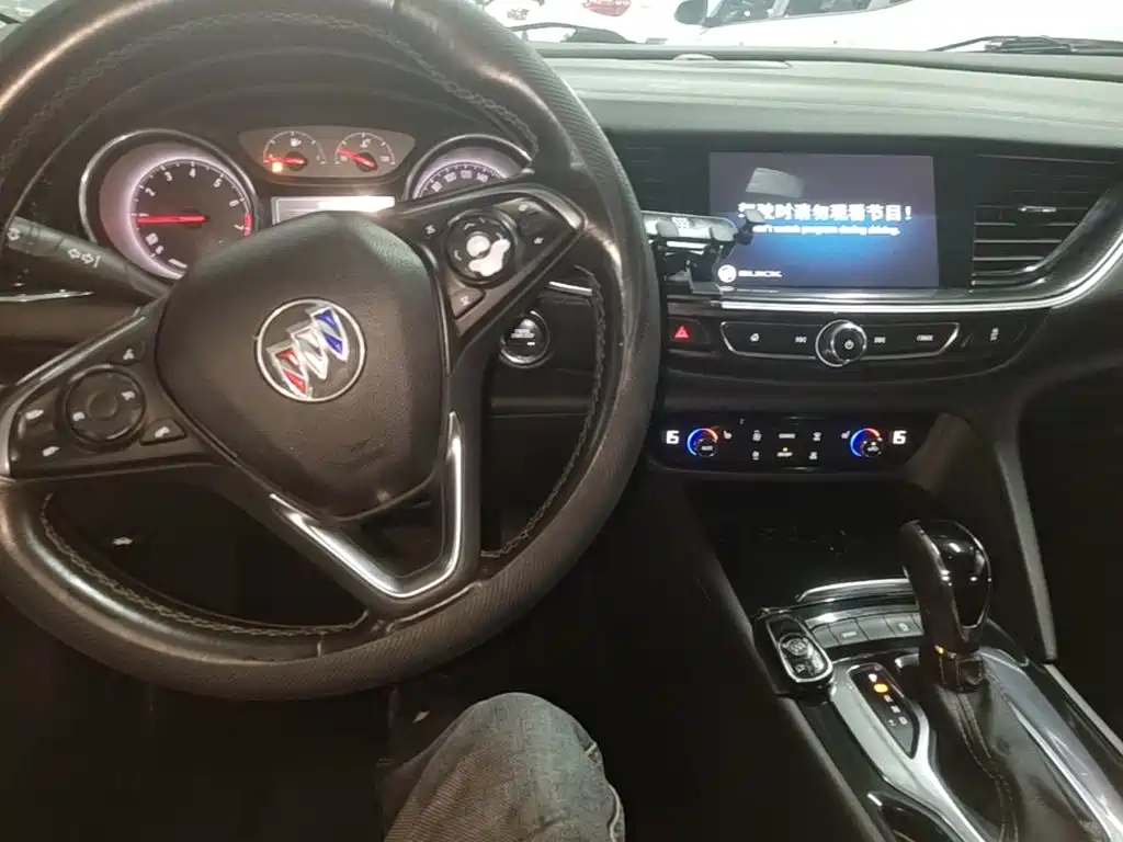 Photo 10 - Buick Regal