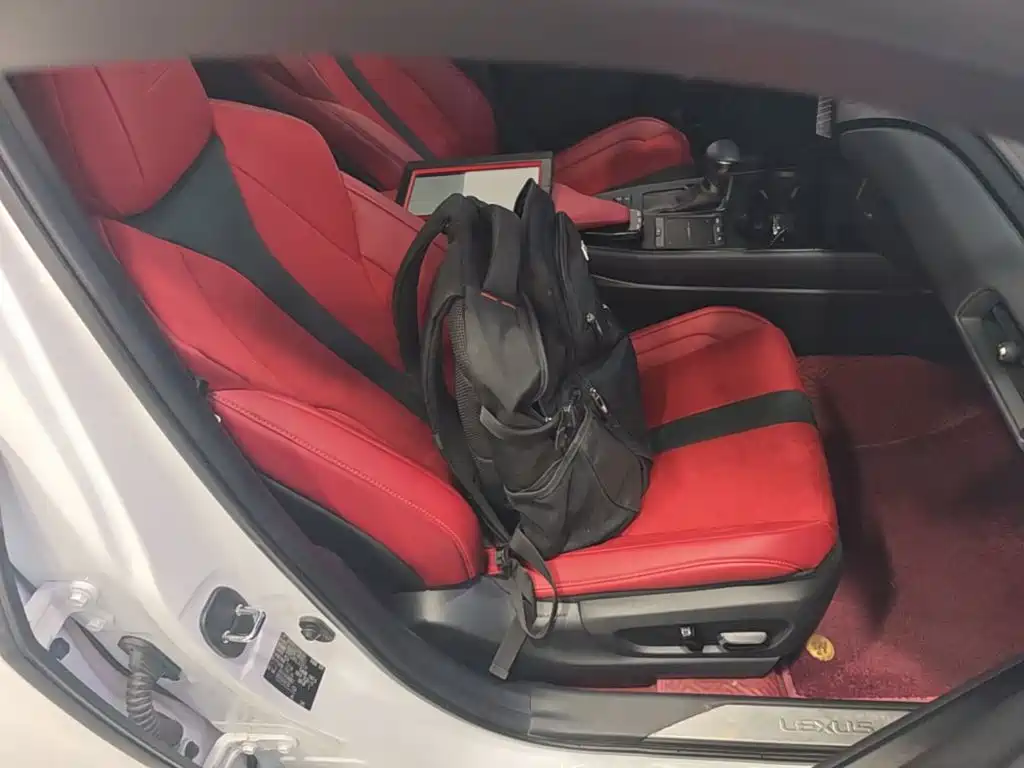 Фото 25 - Lexus UX