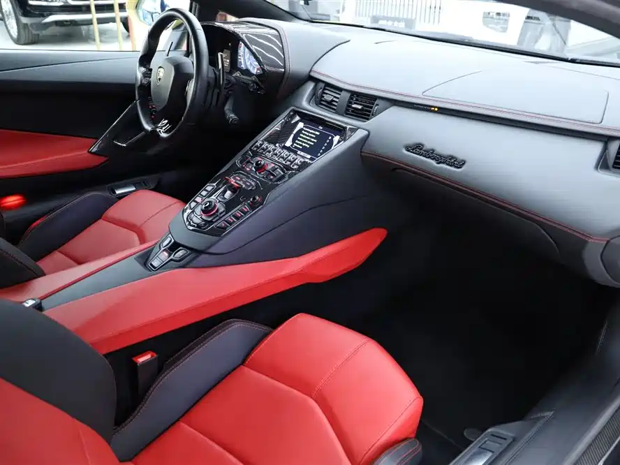 LAMBORGHINI AVENTADOR