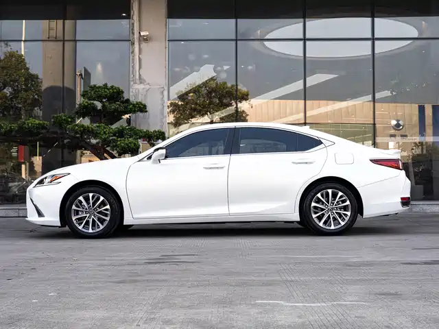 Lexus ES 2022 300h Excellence Edition — фото 4