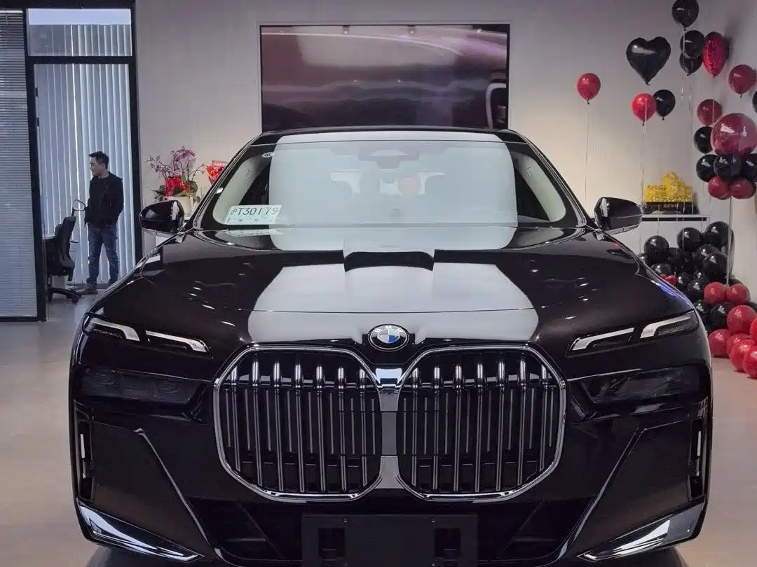 BMW 7 Series 2026 735Li M Sport Package фото 2
