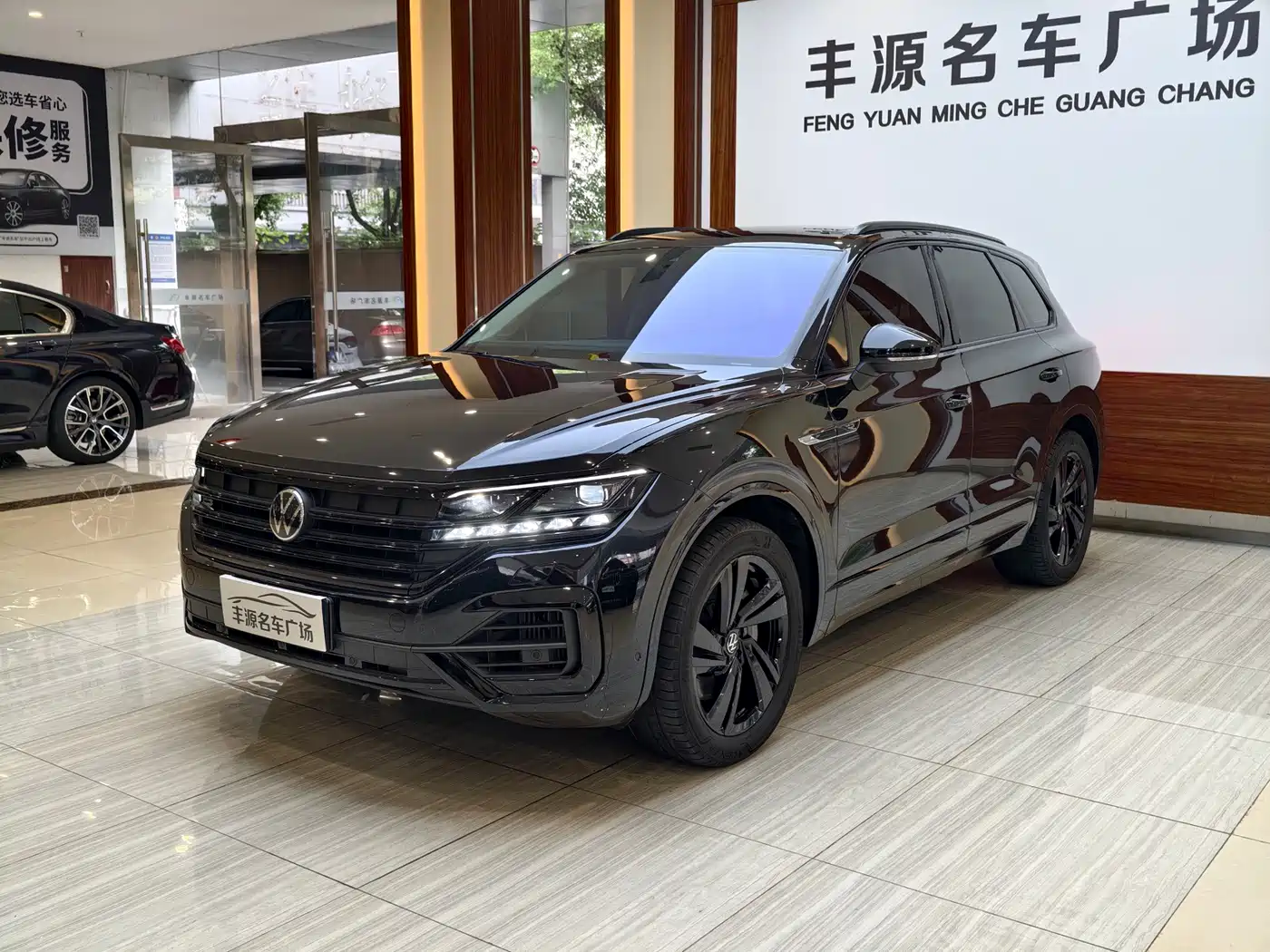 Volkswagen Touareg 2023 3.0TSI R-Line Black Sports Package