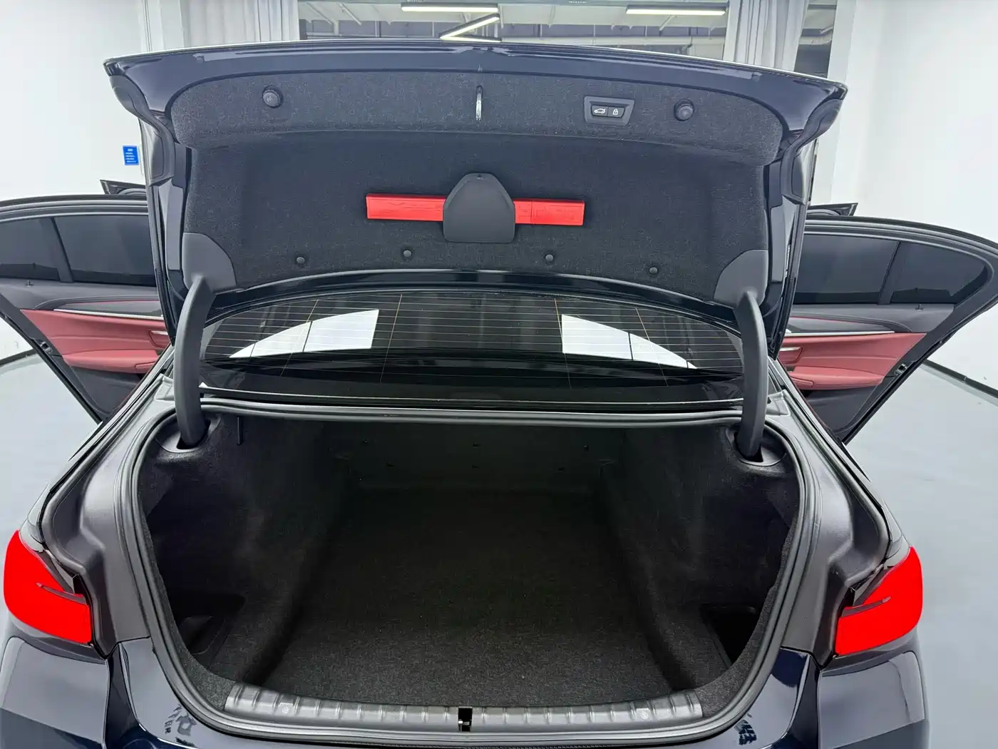BMW 5 Series 2022 530Li Leading M Sport Package фото 8