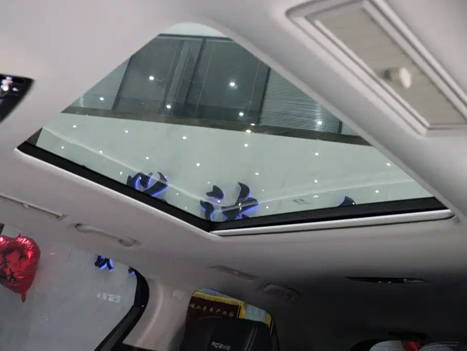 Фото 9 - Roewe iMAX8