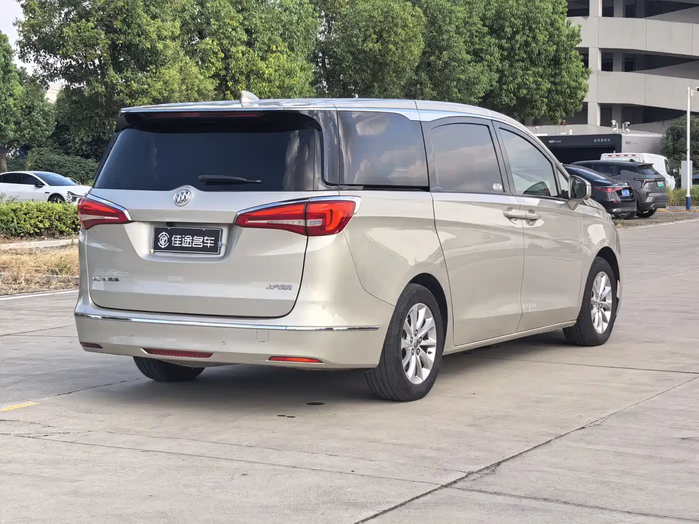 Photo 17 - Buick GL8